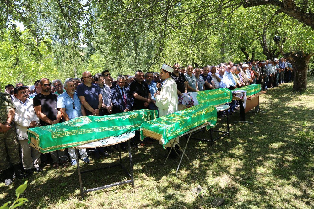 Artvin’deki Kazada Ölen Aynı Aileden 4 Kişi Toprağa Verildi