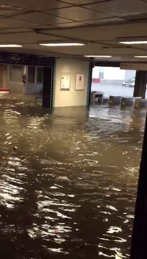 Metro Durakları Ve Metrobüs Yolları Göle Döndü