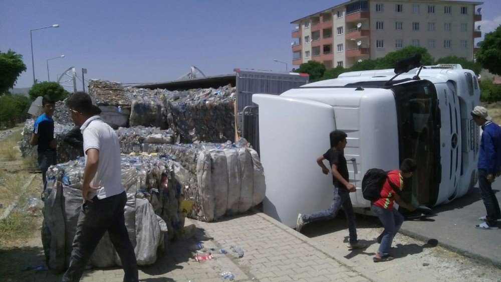 Geri Dönüşüm Malzemesi Yüklü Tır Devrildi