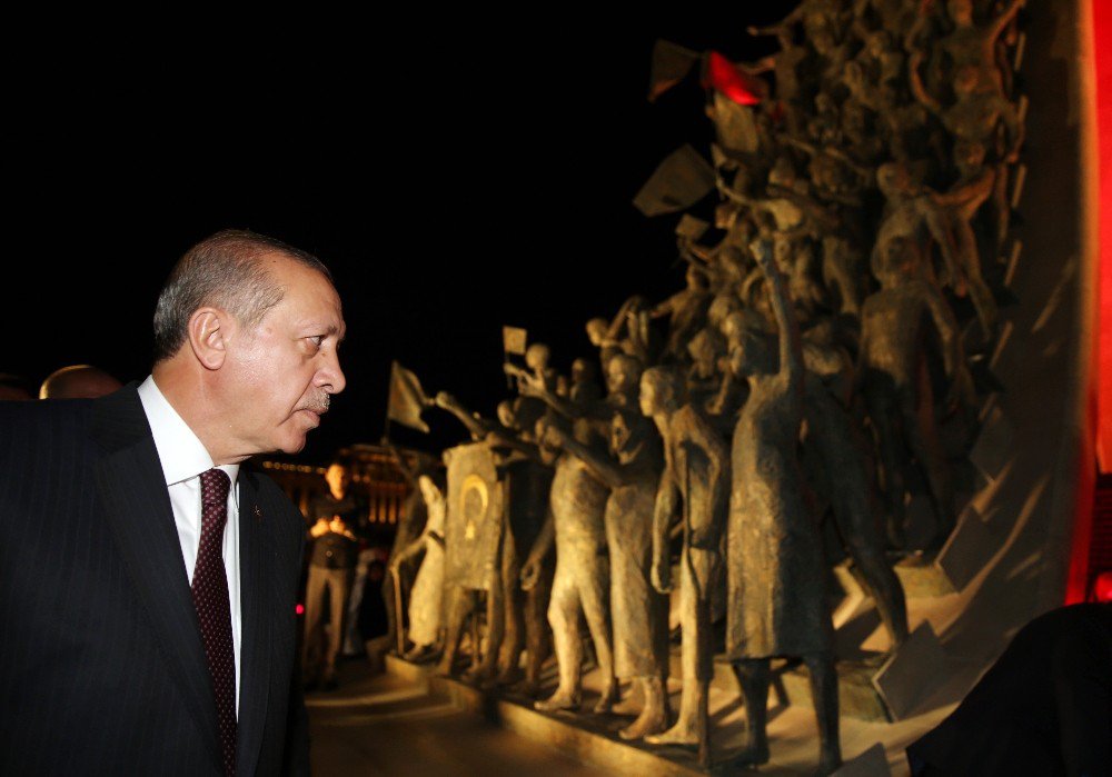 Cumhurbaşkanı Erdoğan, Şehitler Abidesi’ni Ziyaret Etti