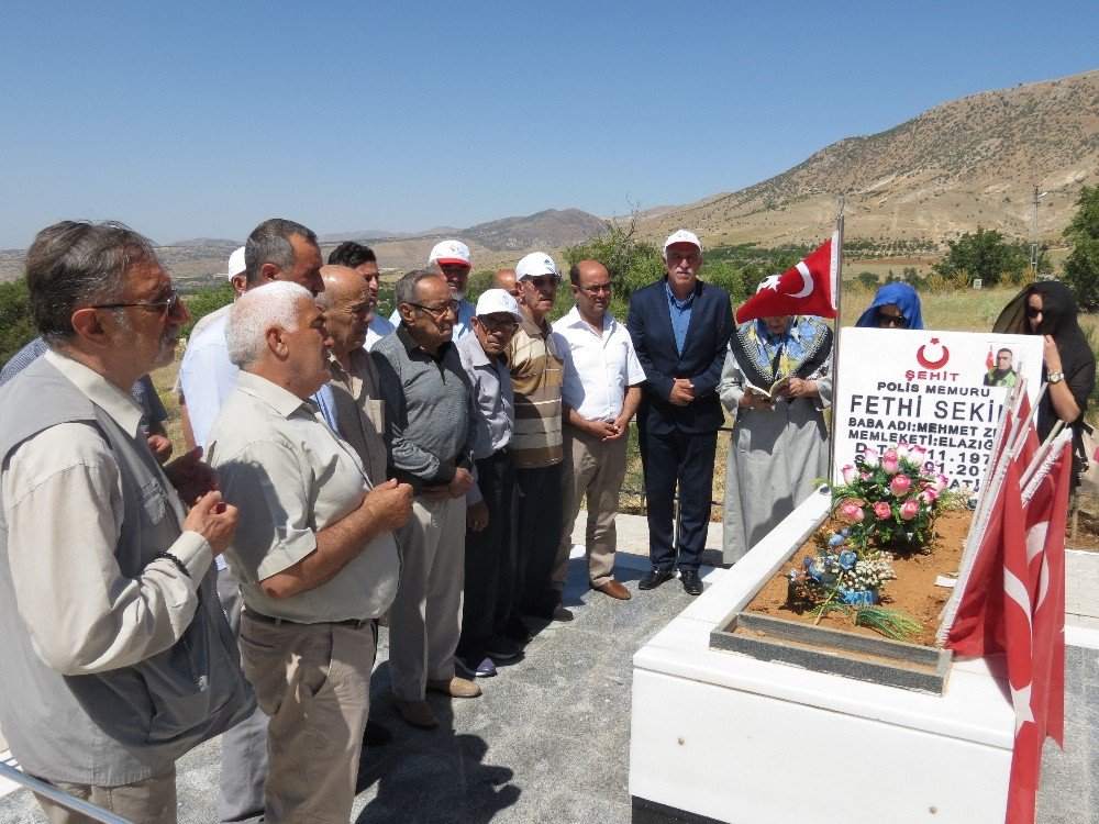 Huzurevi Sakinleri, Kahraman Şehidin Kabrini Ziyaret Etti