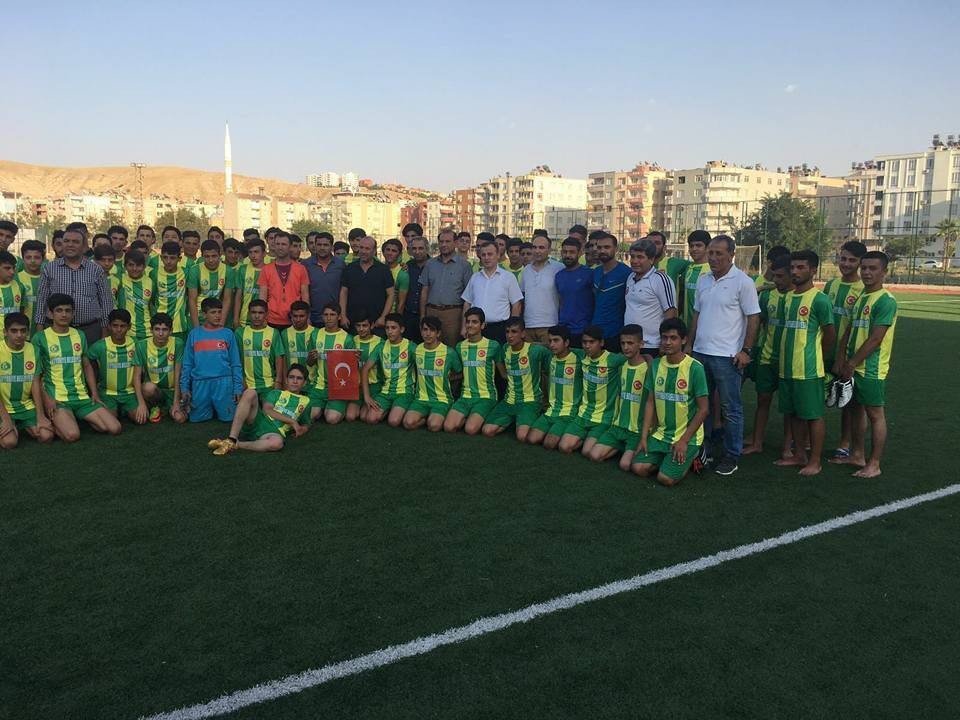 Eyyübiye’den Futbol Seçmelerine Katılan Gençlere Şort Ve Forma