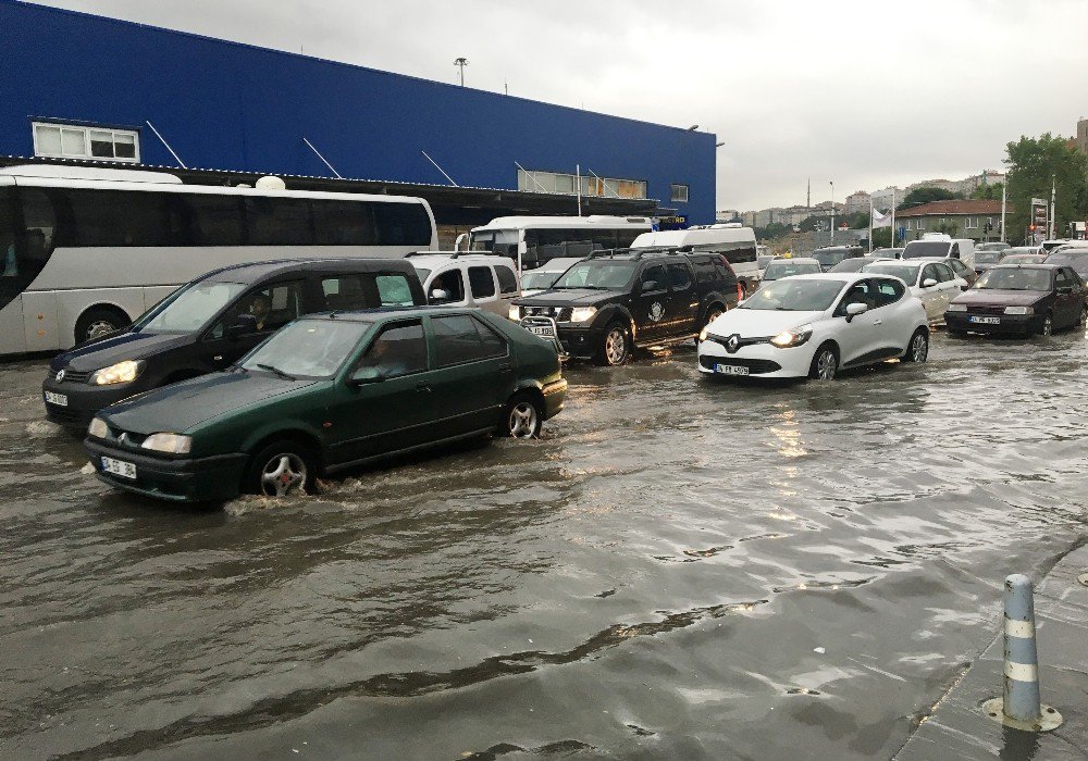 İstanbul’da Sağanak Yağış Etkili Oluyor