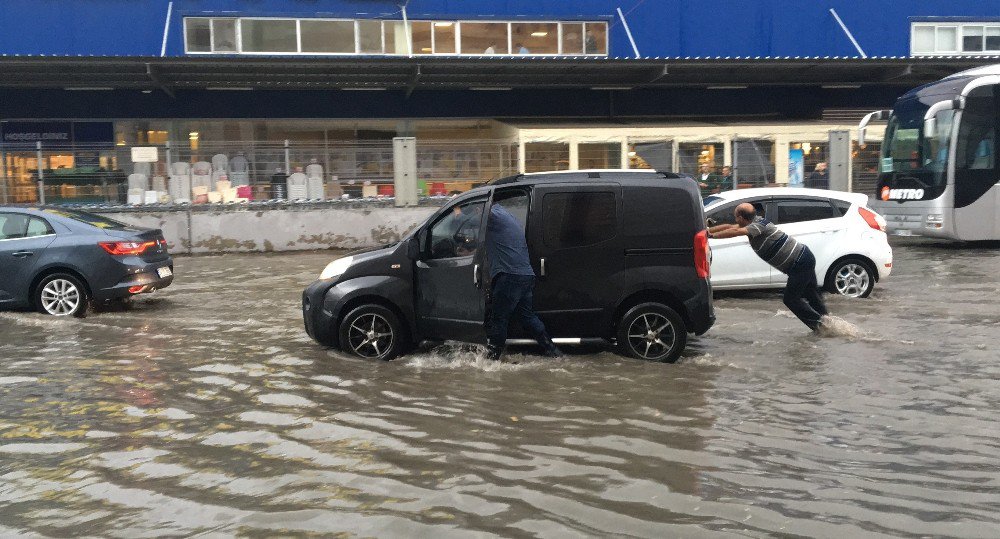 İstanbul’da Sağanak Yağış Etkili Oluyor