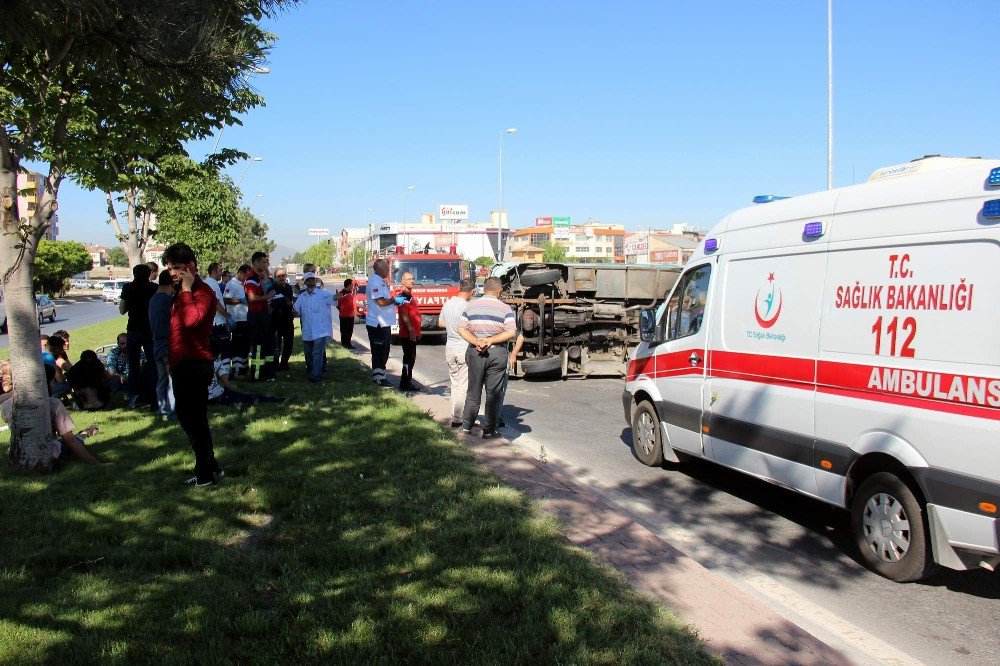 Suriyeli İşçileri Taşıyan Minibüs Devrildi: 3 Yaralı