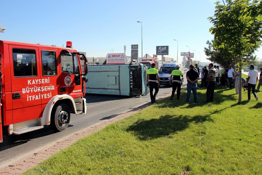 Suriyeli İşçileri Taşıyan Minibüs Devrildi: 3 Yaralı