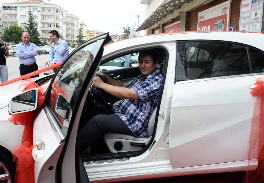 Şanslı Müşteri Lüks Otomobil Kazandı