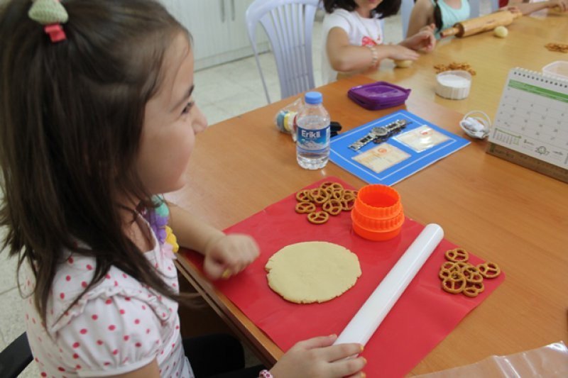 Bağlama Çalıp Pasta Yapmayı Öğreniyorlar