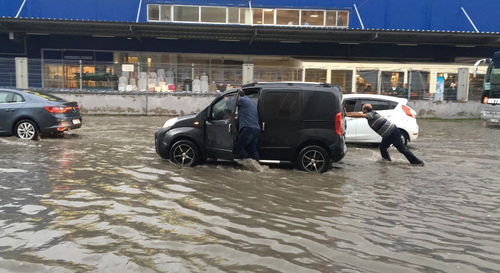 Göle Dönen Yolda Kimi Aracını Terk Etti, Kimi Elleriyle İtti