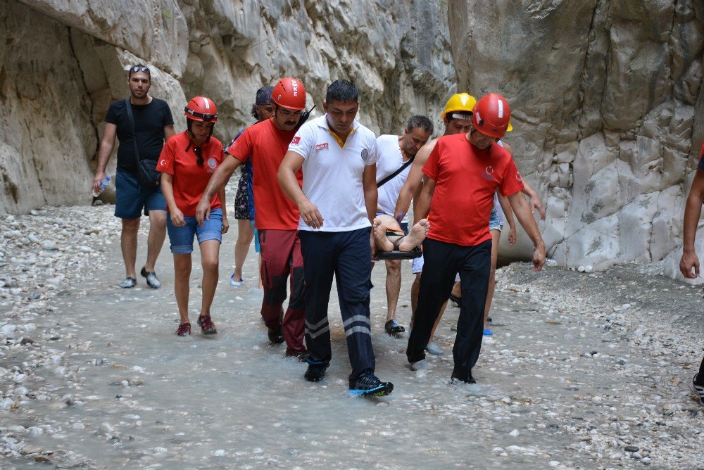 Saklıkent Kanyonu’da Düşen Tatilci Kurtarıldı