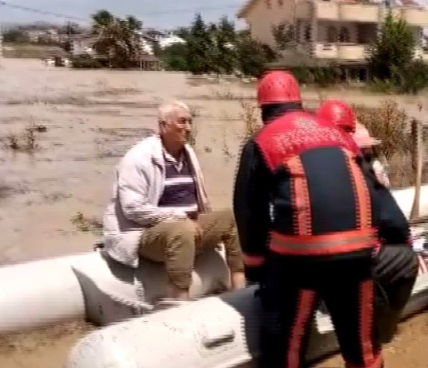 Silivri’de Botlar Yağmur Sularında Mahsur Kalan Vatandaşları Kurtarıyor