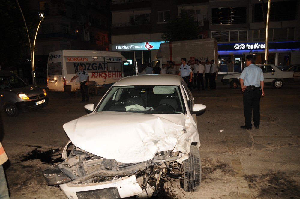 Tokat’ta Otomobil Minibüse Çarptı: 3 Yaralı