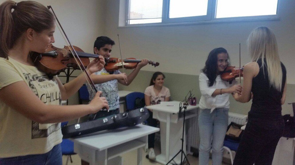 Sanatsever Çocuklardan Yunusemre’nin Kurslarına Yoğun İlgi