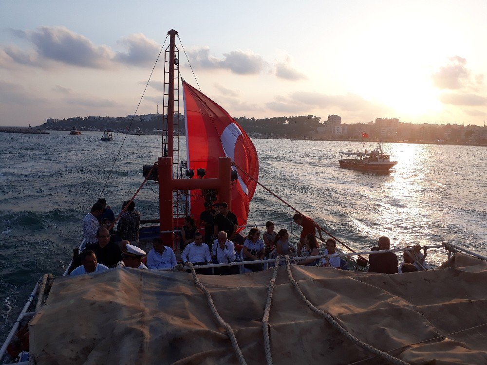 Denizde Teknelerle 15 Temmuz Şehitleri İçin Saygı Geçişi