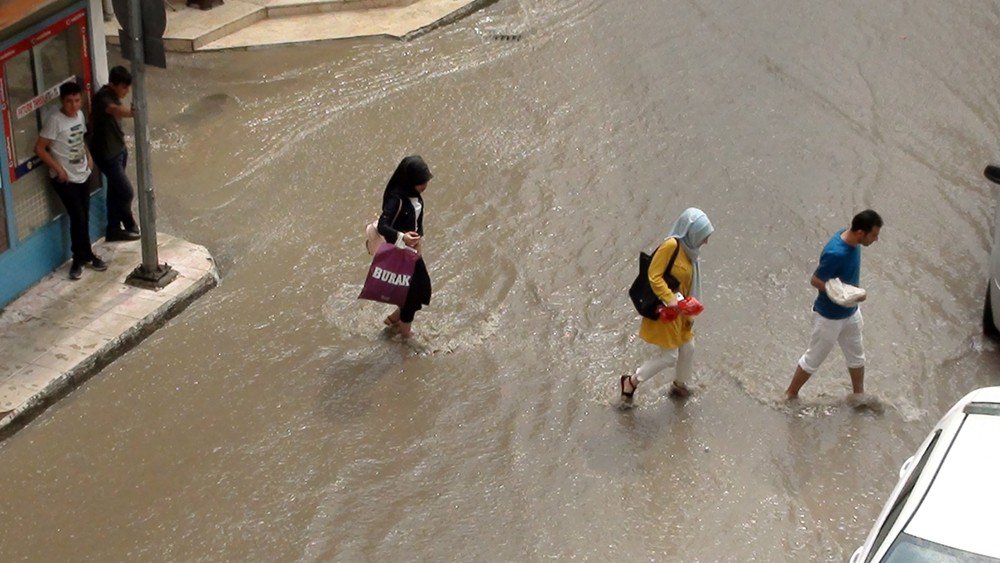 Çorum’da Aniden Bastıran Yağış Hayatı Olumsuz Etkiledi