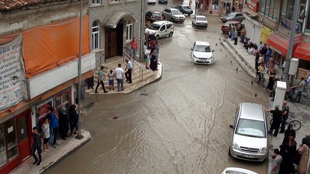 Çorum’da Aniden Bastıran Yağış Hayatı Olumsuz Etkiledi