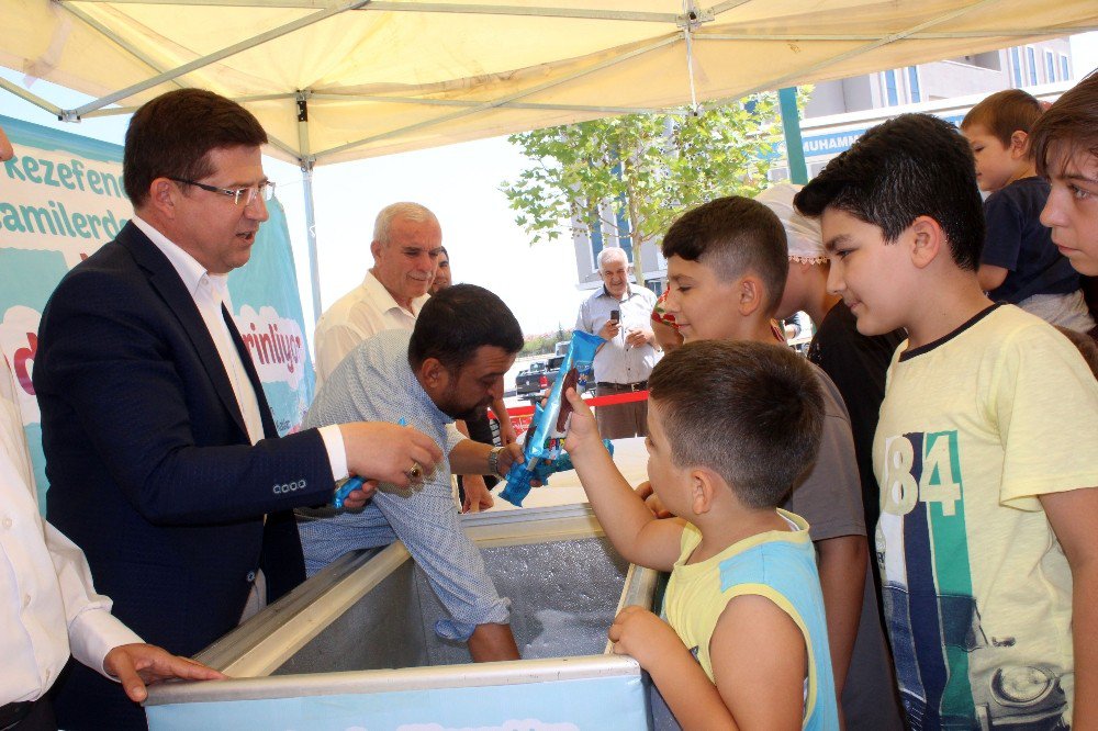 Camiye Giden Çocuklara Dondurma