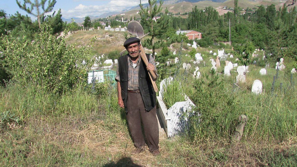 Mezarcı Yılmaz’ı Son Yolculuğuna 15 Kişi Uğurladı