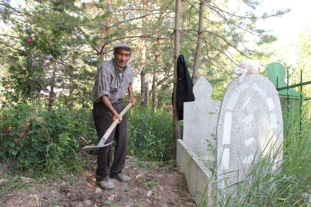 Mezarcı Yılmaz’ı Son Yolculuğuna 15 Kişi Uğurladı