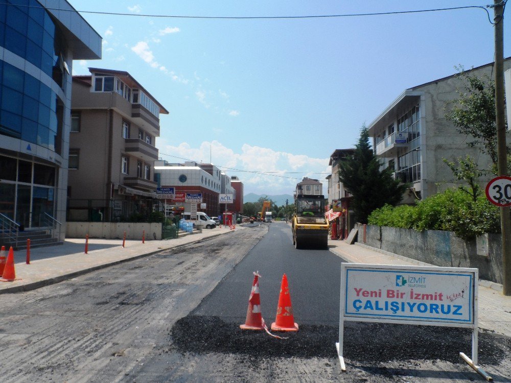 İzmit Belediyesi’nin Asfaltlama Çalışmaları Sürüyor