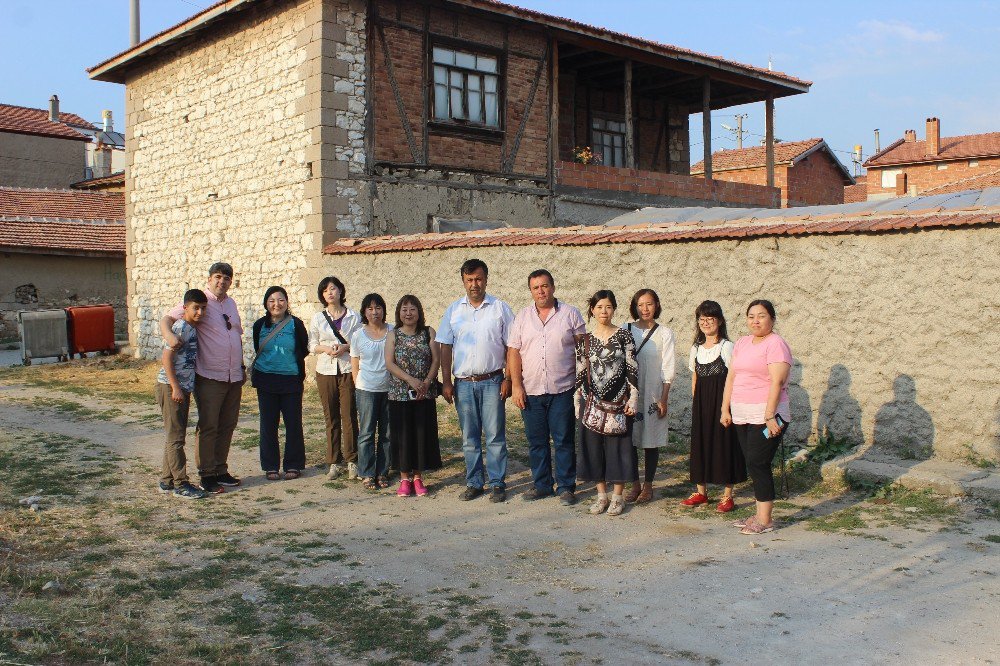 Japonlar İğne Oyalarını İncelemek Ve Manda Görmek İçin Geldi