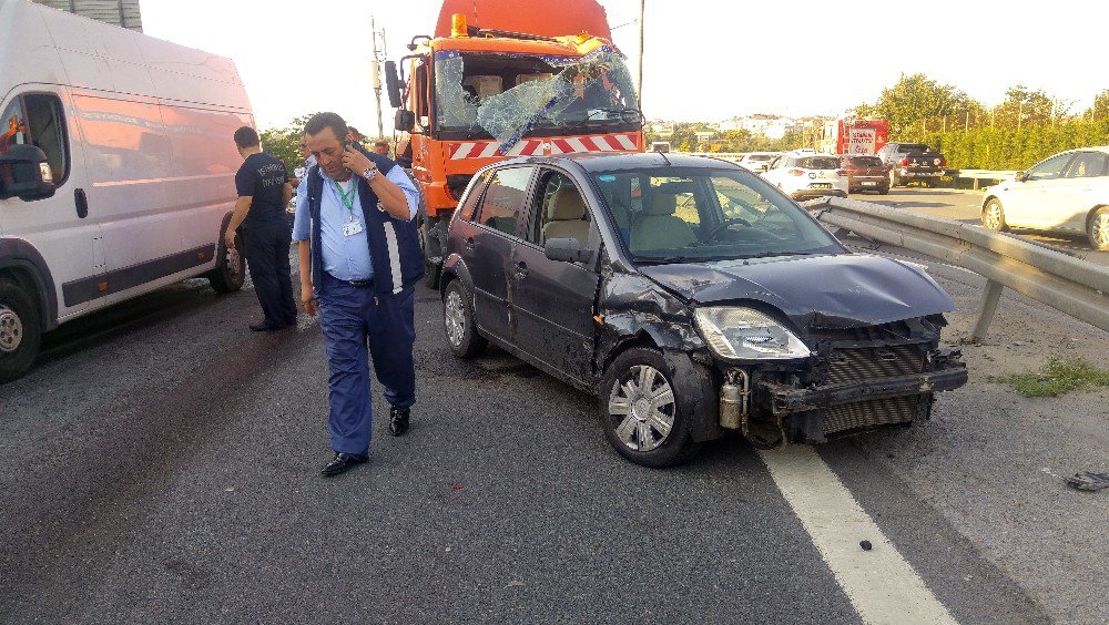 Kağıthane Tem’de Trafik Kazası: 4 Yaralı