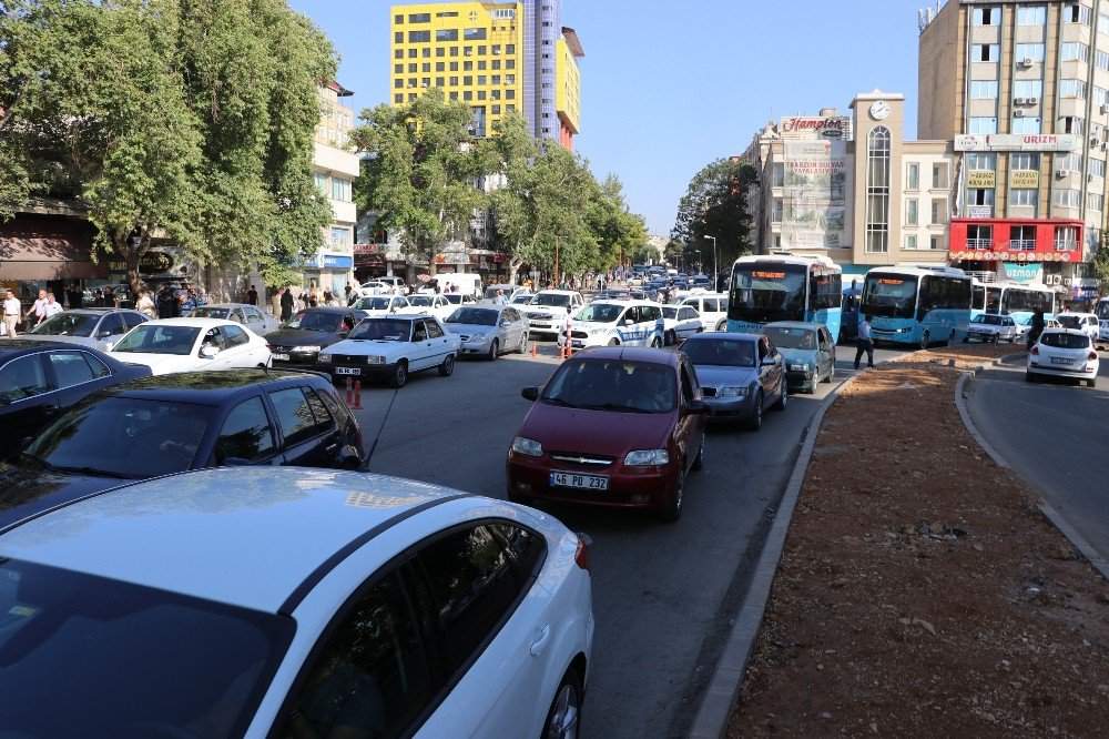 Esnaf Kepenk Kapatıp Yol Kesti