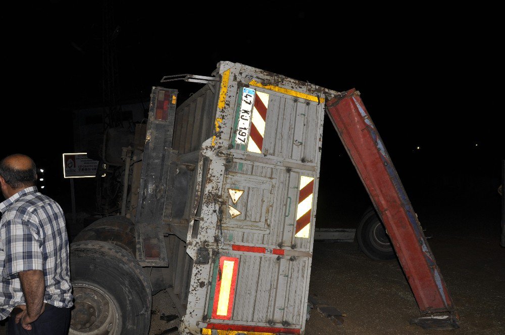 Freni Boşalan Buğday Yüklü Tır Önündeki Araca Çarptı: 2 Yaralı