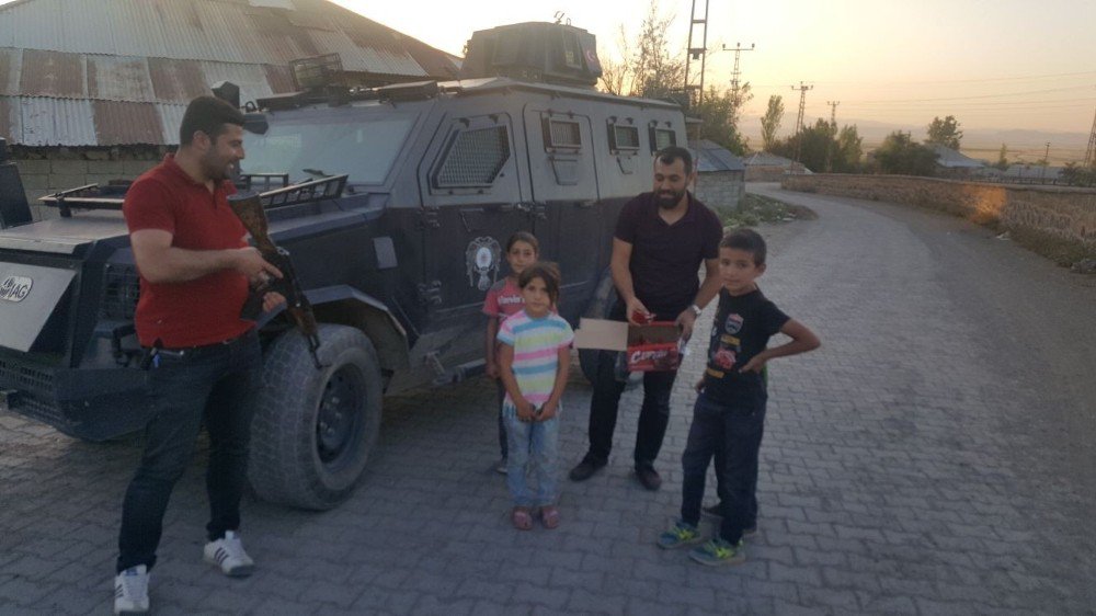 Bulanık Polisi Çocuklara Çikolata Dağıttı