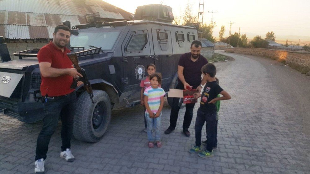 Bulanık Polisi Çocuklara Çikolata Dağıttı