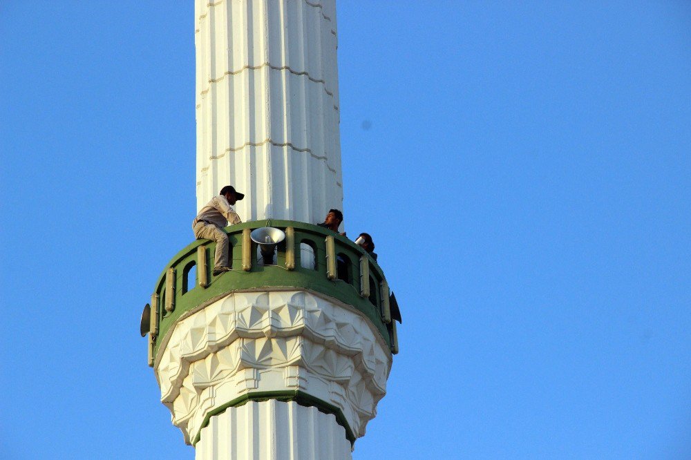 Eşi Ve Çocukları Sığınma Evine Yerleşen Adam Minareye Çıkıp İntihar Girişiminde Bulundu