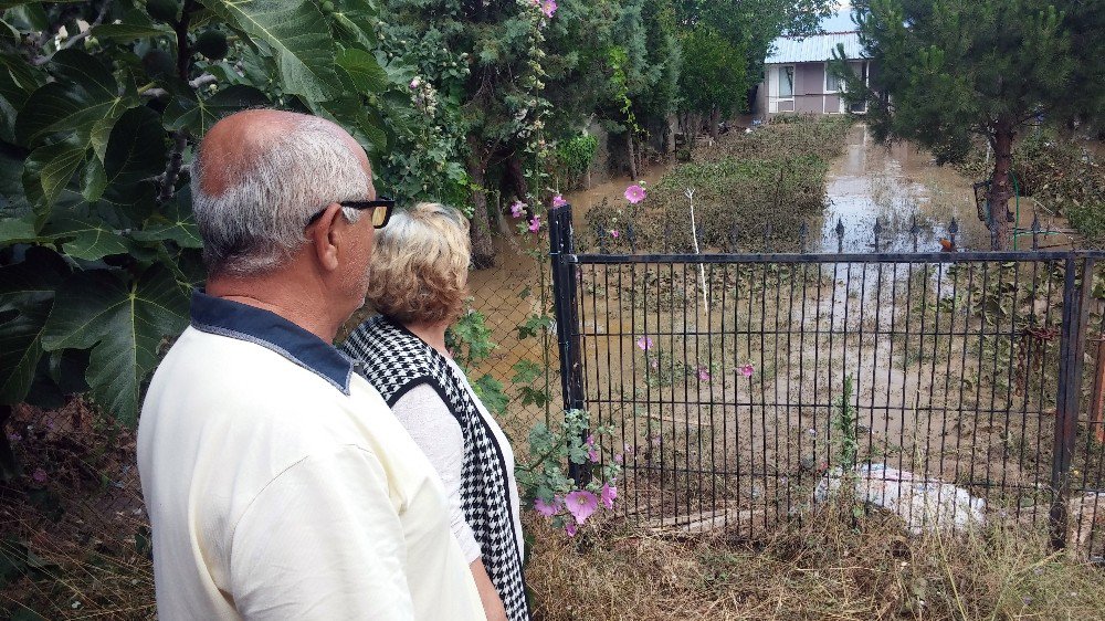 Silivri’de Evleri Sular Altında Kalan Yaşlı Çift Gözyaşları İçerisinde Evlerini Seyretti