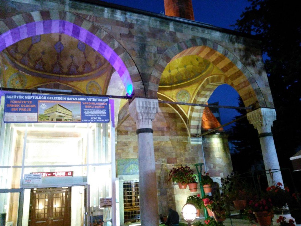 Bozüyük’te Tarihi Cami Tehlike Altında