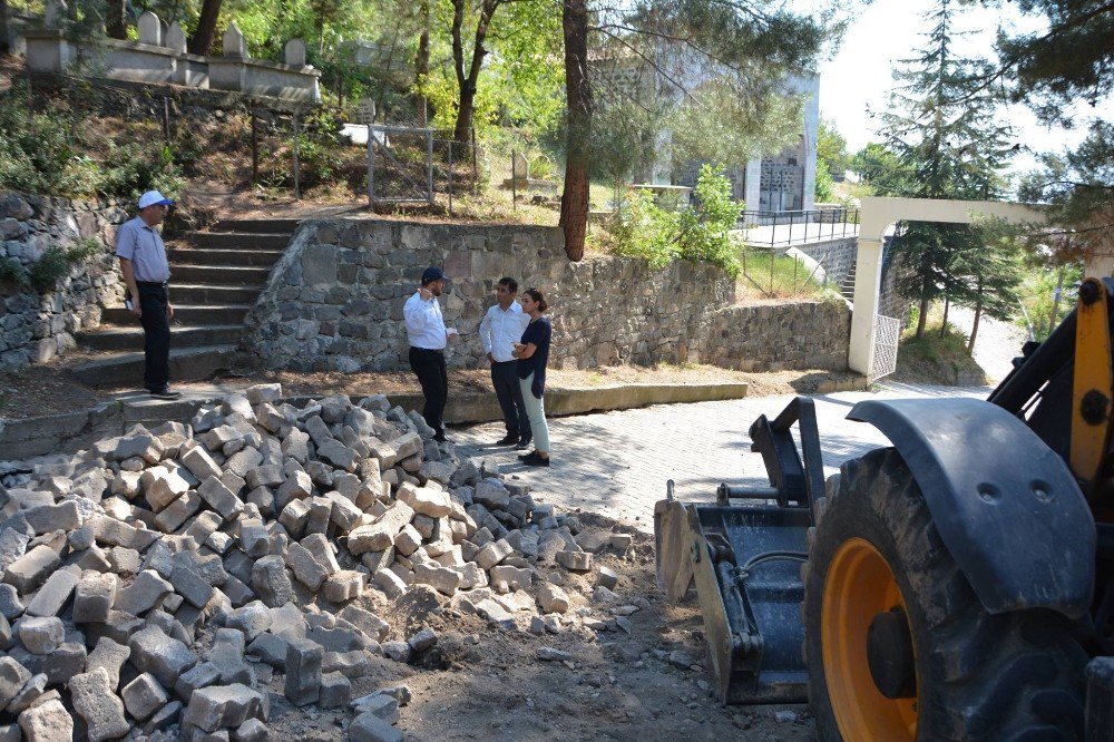 Niksar’da Melikgazi Türbesi’nin Yolları Yenileniyor