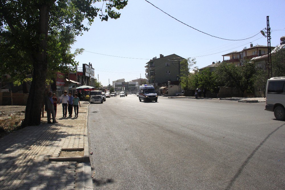 Van Büyükşehir Belediyesine Pankartlı Teşekkür