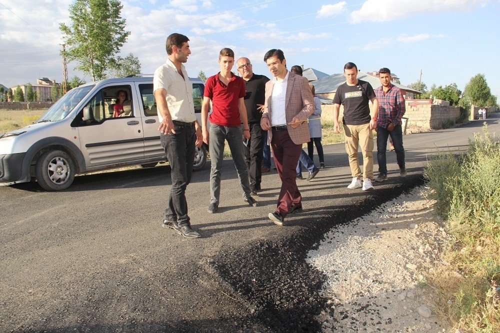 Başkale’de Yol Asfaltlama Çalışması