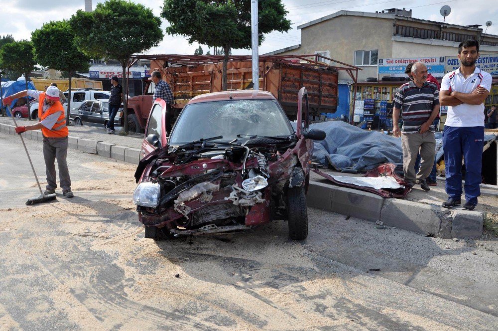 Yozgat’ta İki Otomobil Çarpıştı: 8 Yaralı