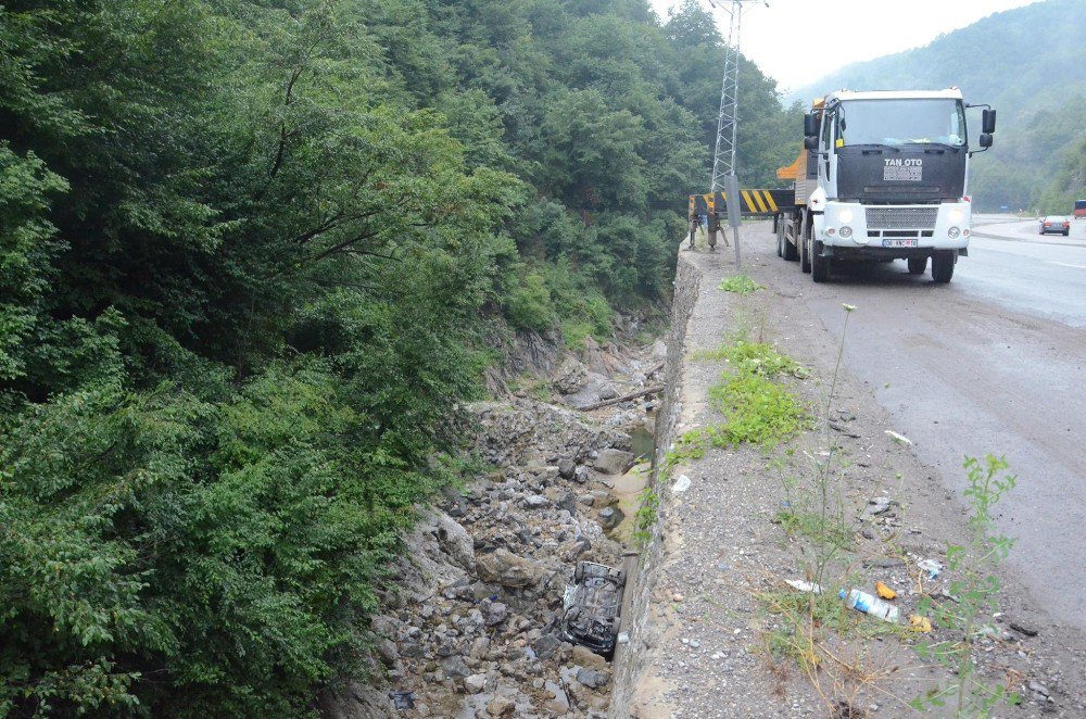 Zonguldak’ta Trafik Kazası: 20 Metreden Dereye Uçtu