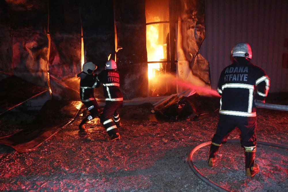 Adana’da Mobilya Atölyesi Alevlere Teslim Oldu