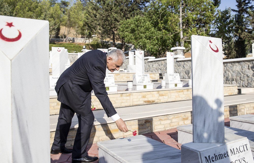 Başbakan Yıldırım, Kktc’de Boğaz Şehitliği’ni Ziyaret Etti