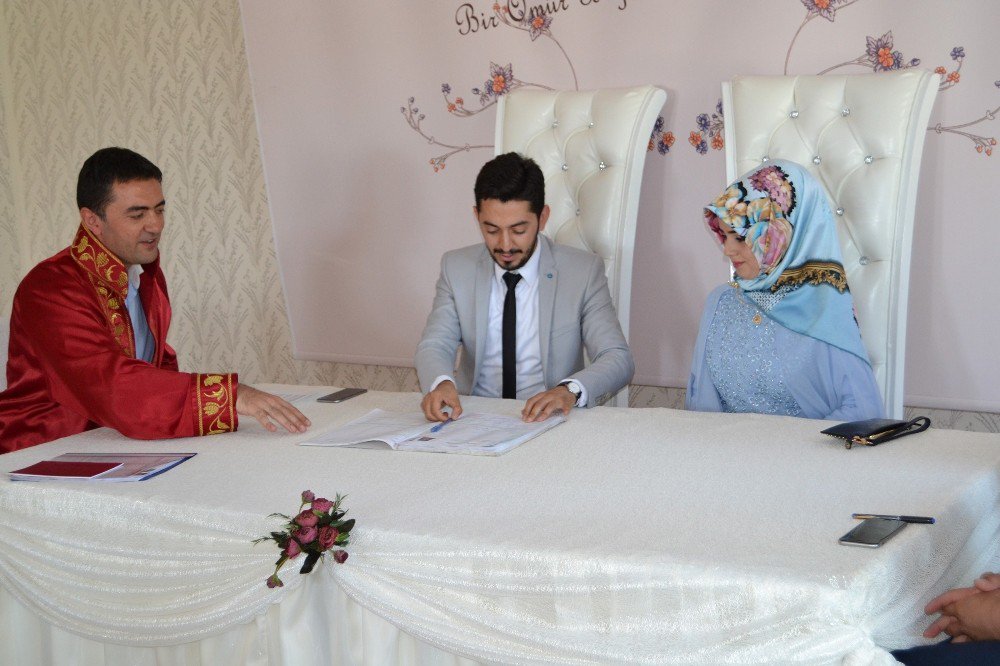 Kayyum İlk Kez Nikah Kıydı