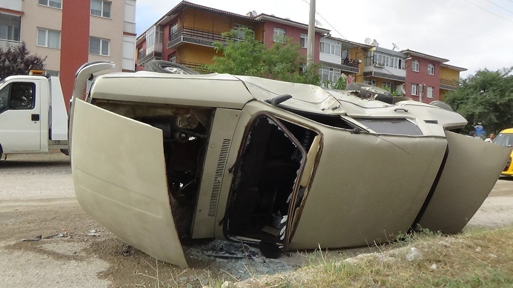 Hurdaya Dönen Araçtan Yaralı Kurtuldu