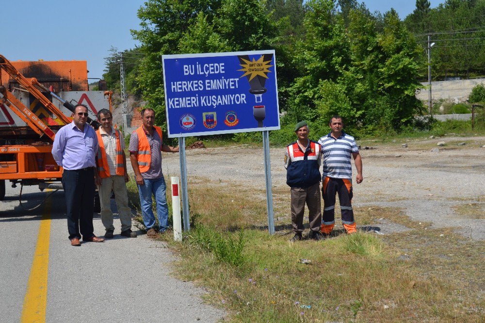 Jandarma Trafik Timinden Hayat Kurtaran Emniyet Kemeri Uyarısı