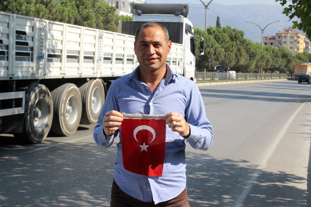 Yolun Ortasındaki Türk Bayrağını Görünce Trafiğe Aldırmadı