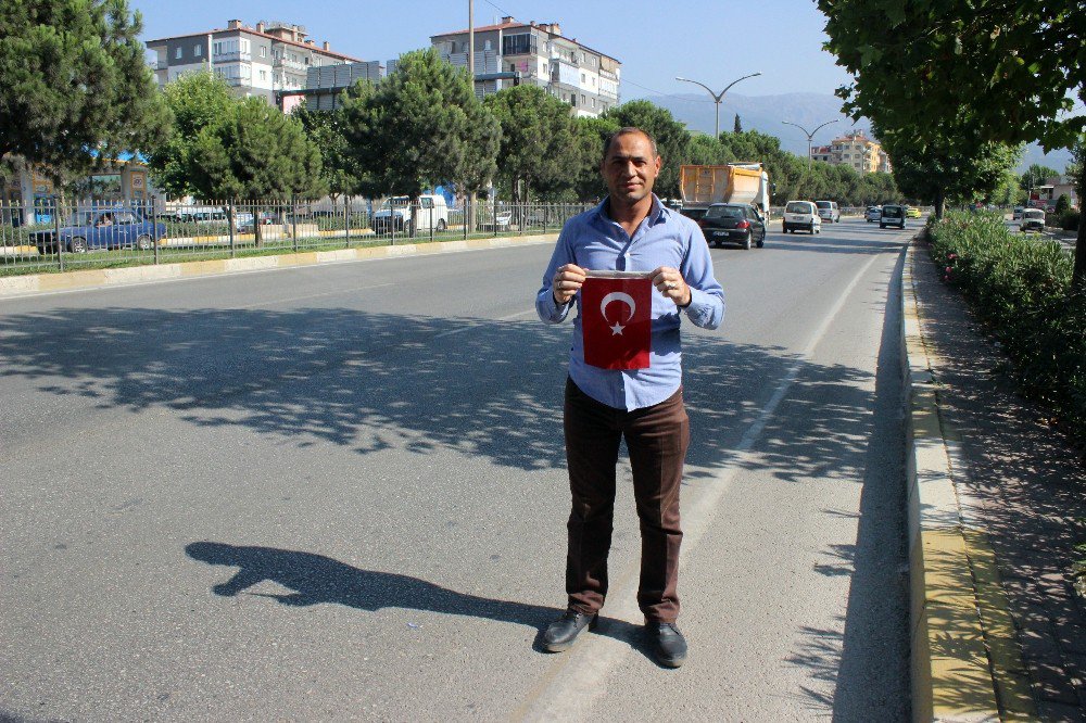 Yolun Ortasındaki Türk Bayrağını Görünce Trafiğe Aldırmadı