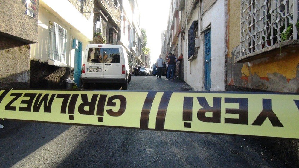 Gaziantep’te Polisin Baskın Yaptığı Evden 2 El Bombası Çıktı