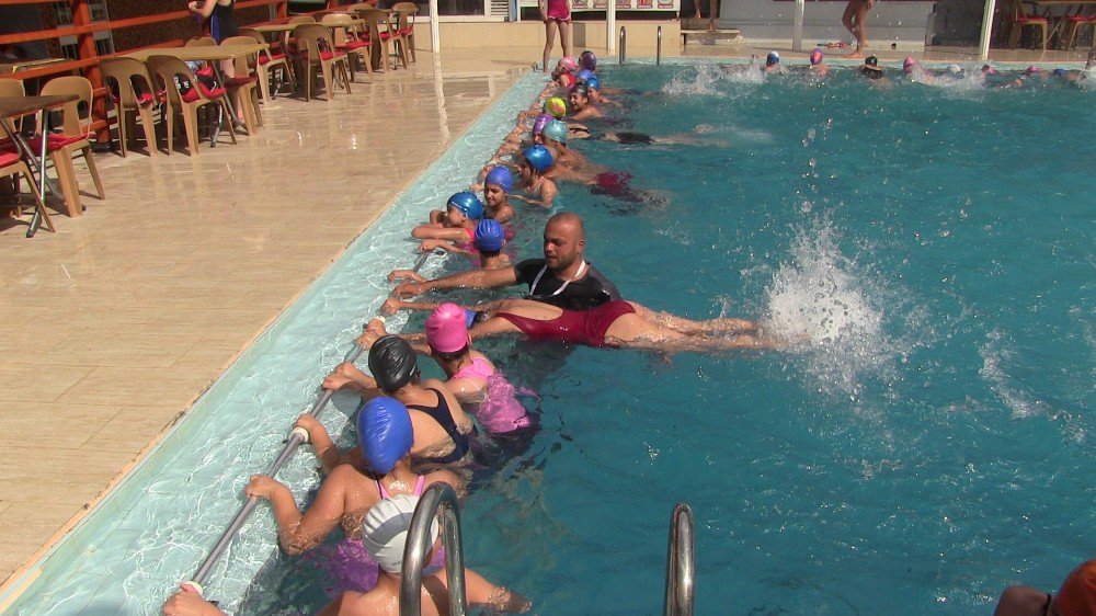 Samandağ Belediyesi’nden Ücretsiz Yüzme Kursu