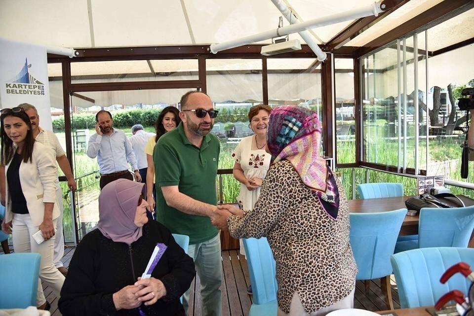 Kadınlar Kulubü’nden Başkan Üzülmez’e Hediye