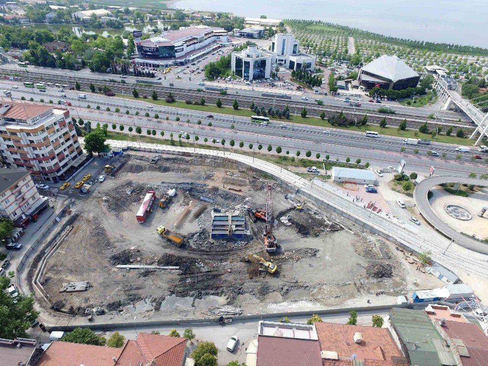 Kent Meydanı Ve Katlı Otopark İçin İstinat Duvarı Yapılıyor