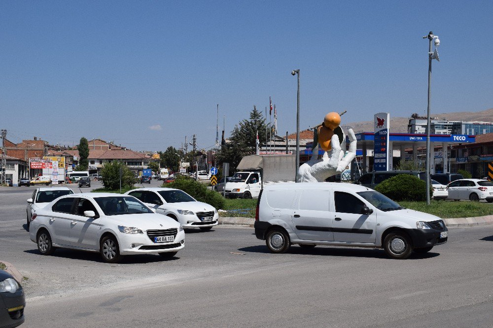 Mahalle Sakinleri Tehlike Saçan Kavşak İçin Çözüm Bekliyor